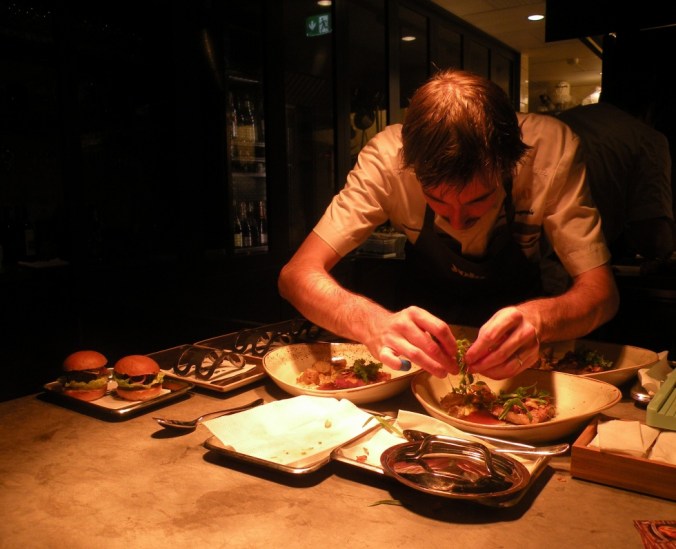 Kocklandslagets och Yolo's Jonas Lagerström lägger sista handen vid en rätt som ska ut till gästerna