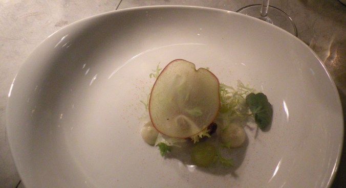 Kalvbräss med tunt skivat äpple, jordärtskockskräm och en liten fantastisk äppelkompott