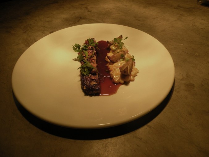 Ryggbiff med krämiga och smakrika tillbehör