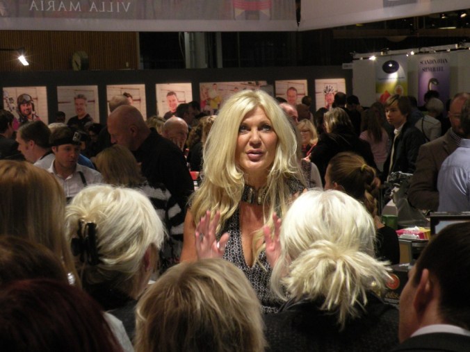 Maria Montazami delar med sig av sina kunskaper i en Champagne-monter 