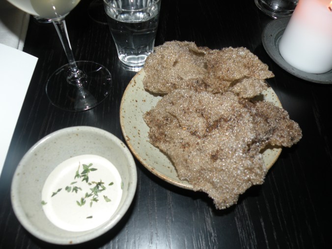 Sprött och krispigt svampchips med dip