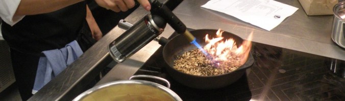 Hett spån i stekpanna tänds på.