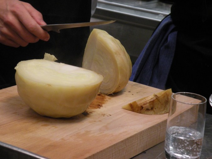 Delad och klyftad kål när de brända lagren är avskalade. Gott!