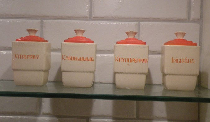 Användbara kryddor då och nu..Vitpeppar, kardemumma, kryddpeppar och ingefära. 