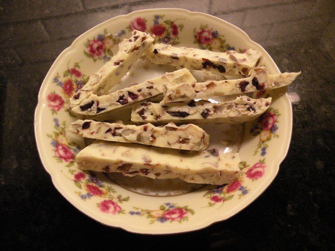 Vit choklad med frukt och nötter.