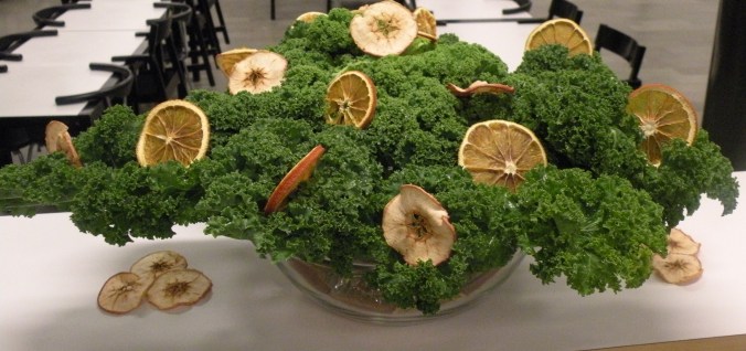 Grönkål pyntad med torkade apelsin- och äppleskivor