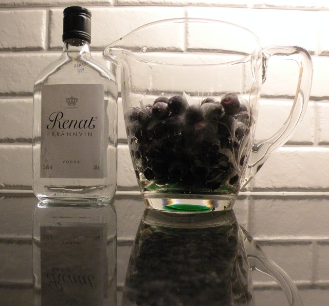 Två av ingredienserna. Sockret får vänta i minst en månad.