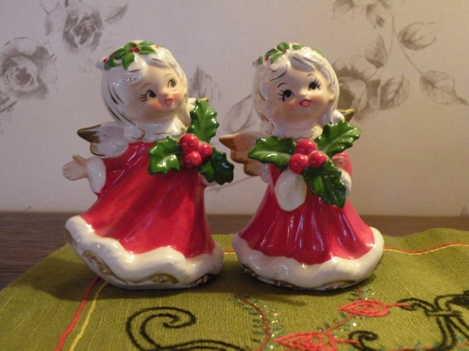 Mina fina porslinsflickor!De första julprydnader jag köpte till min första egna lägenhet! 