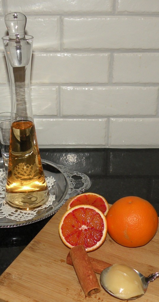 Den färdiga snapsen och ingredienserna