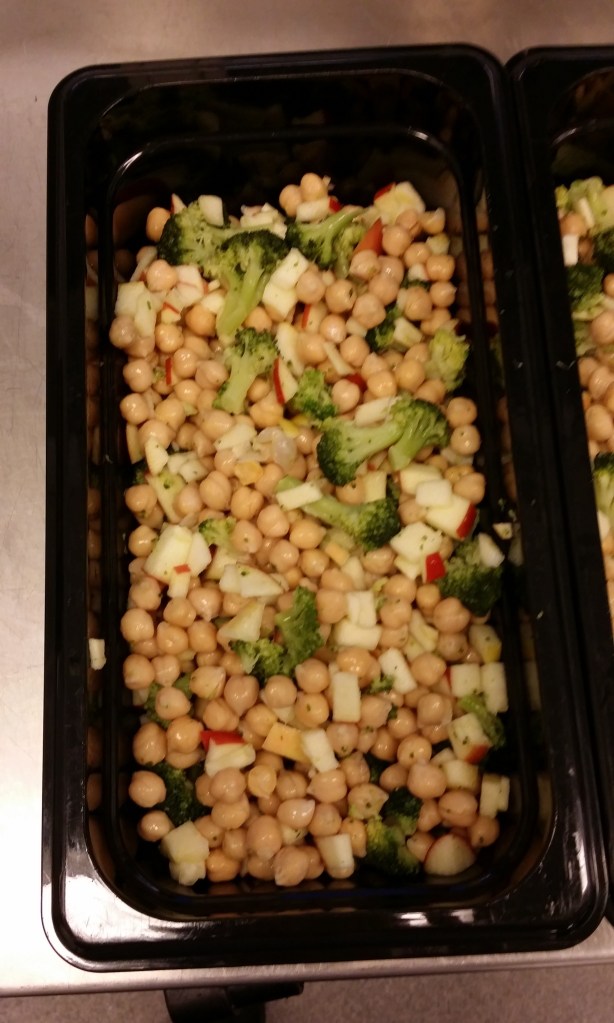 Sallad av kikärtor, broccoli och goda friska, sötsyrliga äpplen.