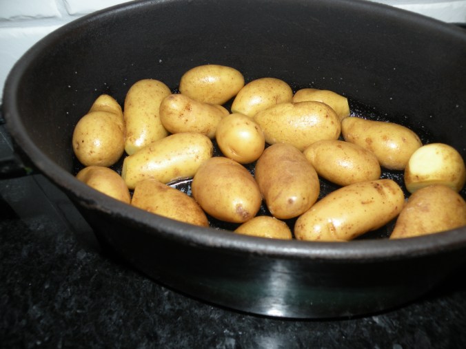 Smält smör och mandelpotatis i mammas stekgryta i ugnen