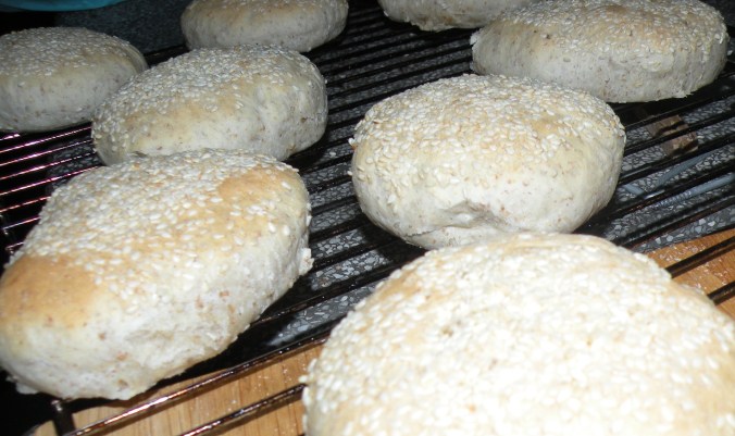 Hamburgerbröd av vete och råg.