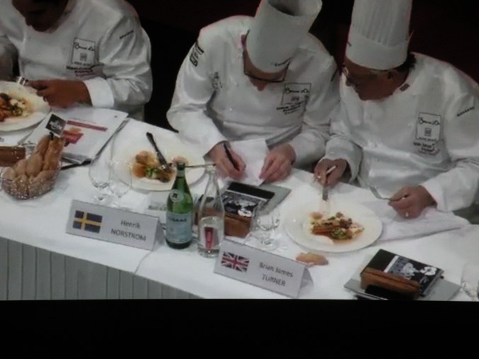 Sveriges jurymedlem Henrik Norström bedömer Tommys fiskrätt