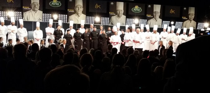 Marcus Aujalay på scen.