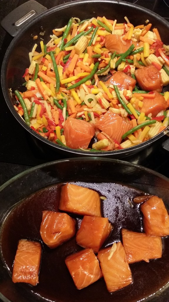 Lax ska marineras lite innan den går ner i pannan.