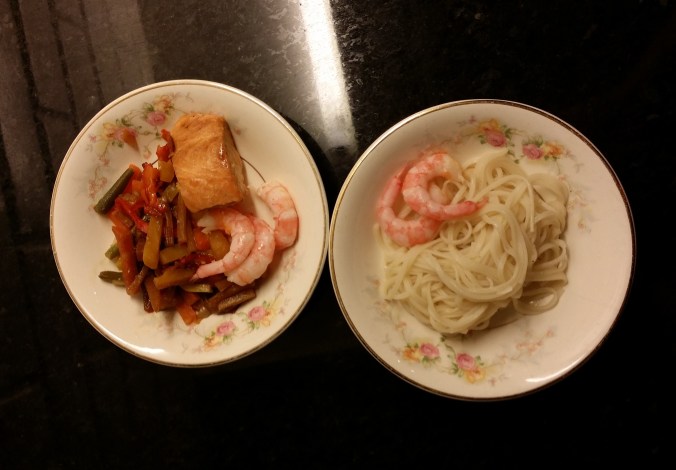 Laxwok med nudlar på fina tallrikar, Rose Pattern från Harker Pottery i Ohio, USA