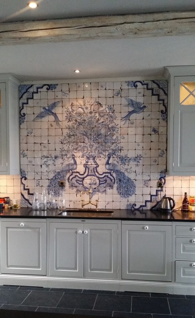 Stort luftigt kök med handmålat kakel från Italien