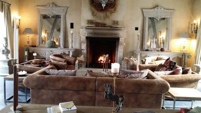 Mys och lyx med sprakande eld i öppna spisen