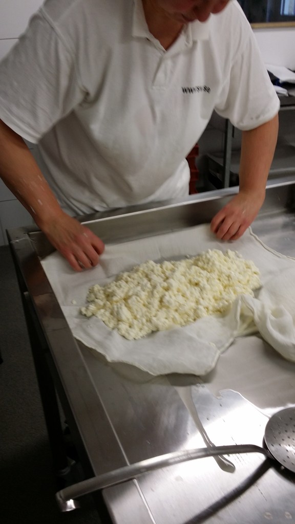 Ostmassan viras in i tygbitar av linne.