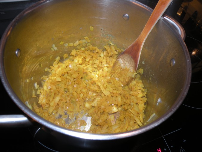 Stekt lök med färg av curry