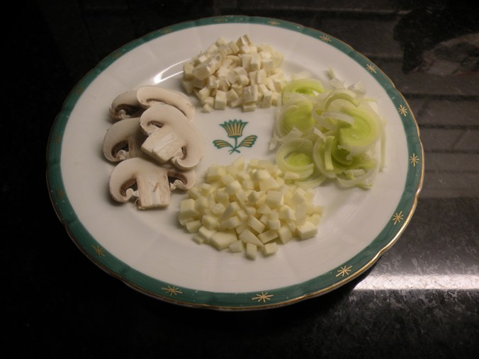 Rotselleri, palsternacka, champinjoner och purjo på Gustavsbergs vackra fat "Guldstjärna"