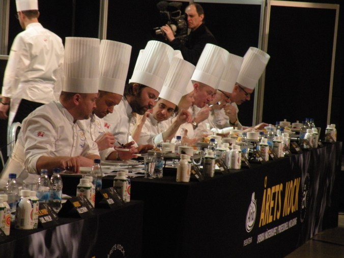 Fiskjuryn smakr och bedömer