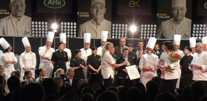 Marie Skogström tar emot Karin Franssons mentorpris