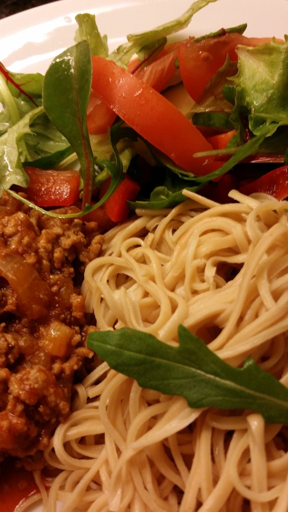 Bönpasta, köttfärssås och en god sallad