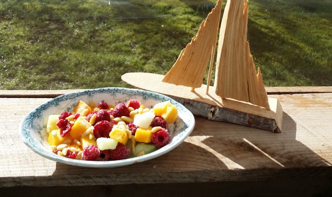 Mango, druvor, hallon, melon, ananas, tranbär och pinjekärnor på fina fatet Venus från Gustafsberg