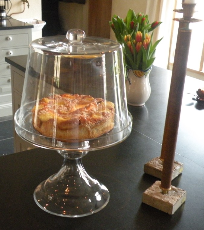 Systerkaka. Bullar lagda tätt i en form med vaniljkräm och florsocker på. Gott!