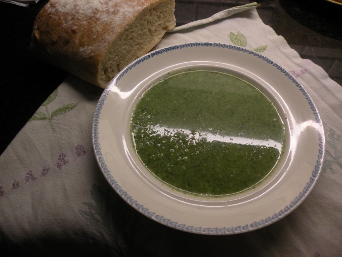 God broccolisoppa på tallriken Korsika från Gustafsberg