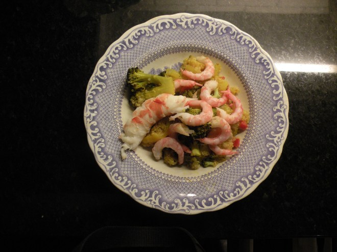 Räksallad med quinoa på Rörstrands tallrik "Spets"