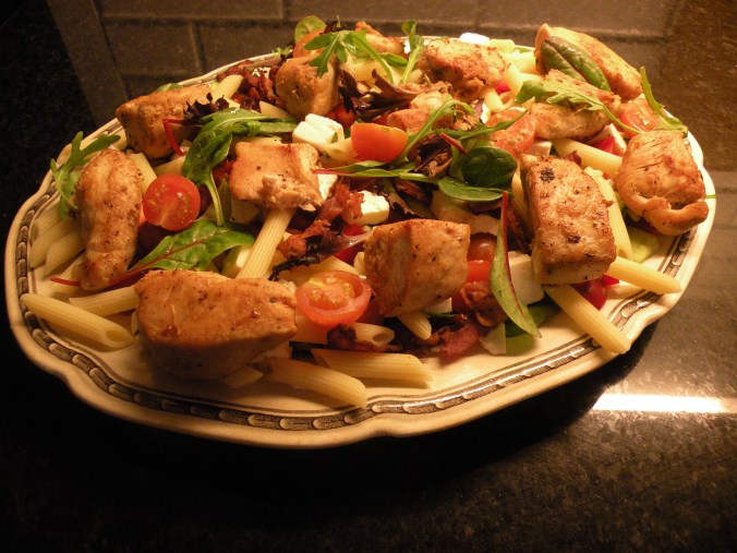 Fräsch kycklingsallad på fatet Mignon från Gefle Porslin