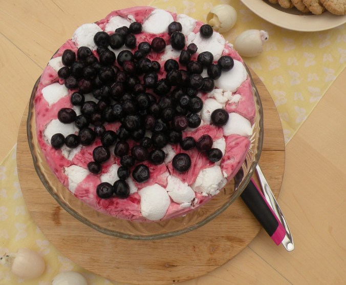 God, läskande och lagom söt hallonglass med maränger och blåbär