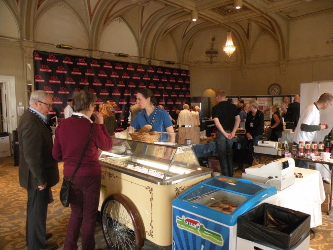 Provsmakning av god glass med rena smaker