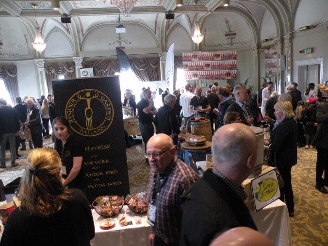 Många intresserade minglade runt!