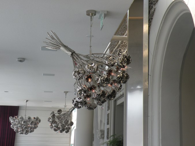 Lamporna är vackra glänsande metallrosor  