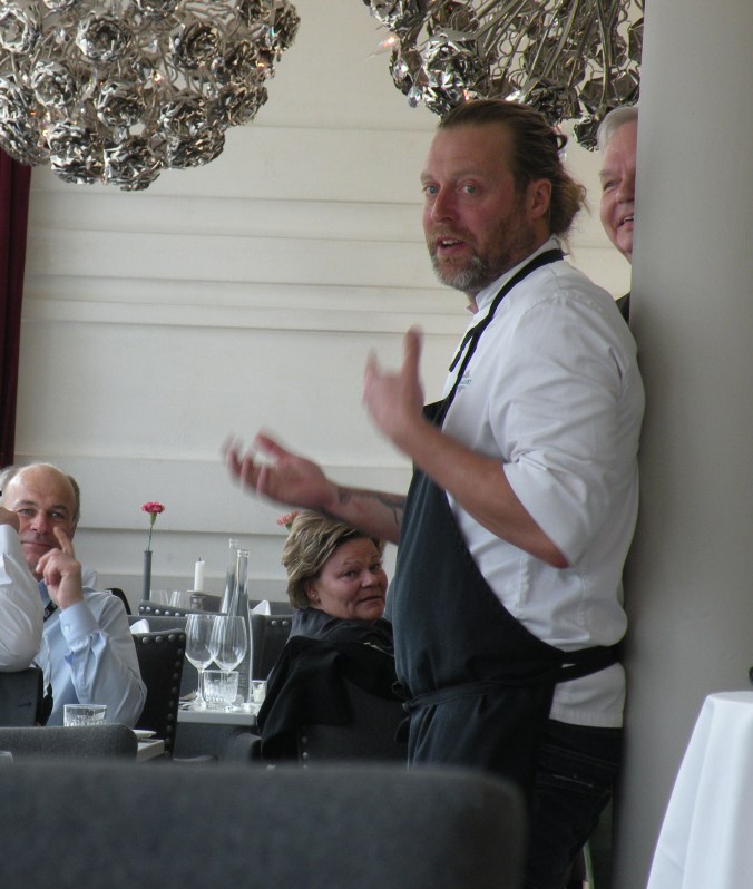 Gustav Trägårdh presenterar med inlevelse maten vi ska äta