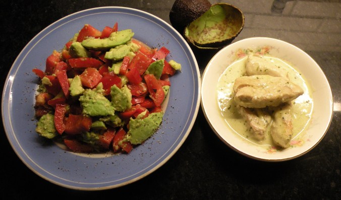 Pestokyckling med avokado & paprikasallad