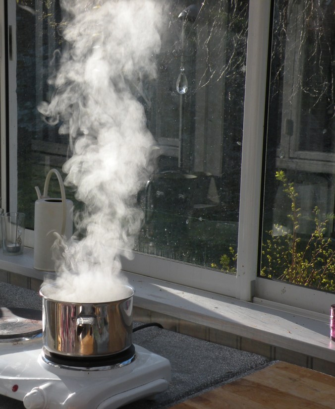 Äggkokning i uteköket!