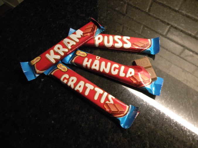 Jadå, kram, puss, grattis och hångla. Trevligt, men undrar hur de tänkte? ;)