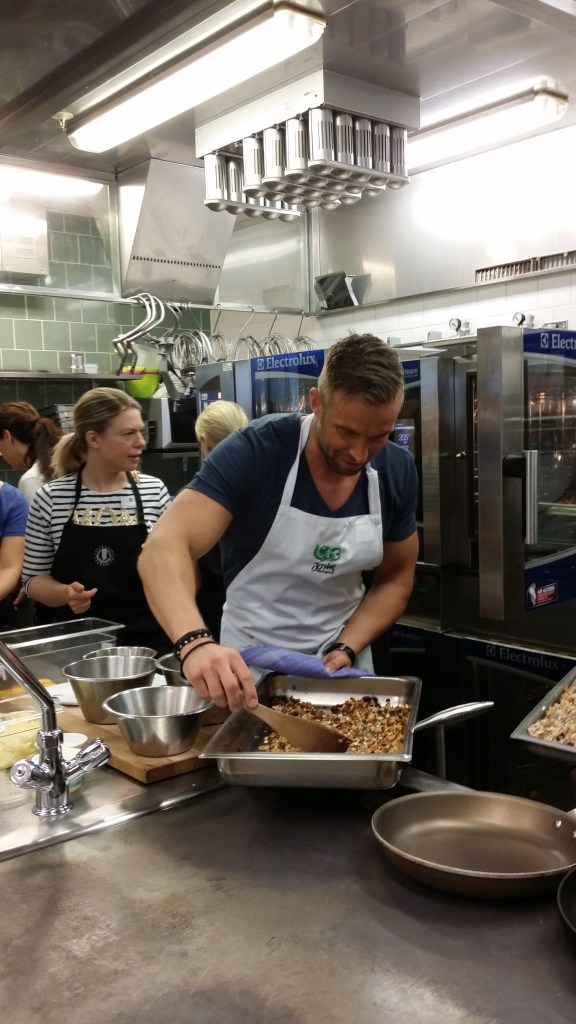 Jonas bereder mûslin. Snart ska den in i ugnen en stund.