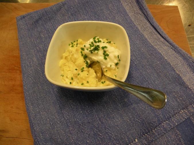 Mild och len äggröra med keso och hackad gräslök