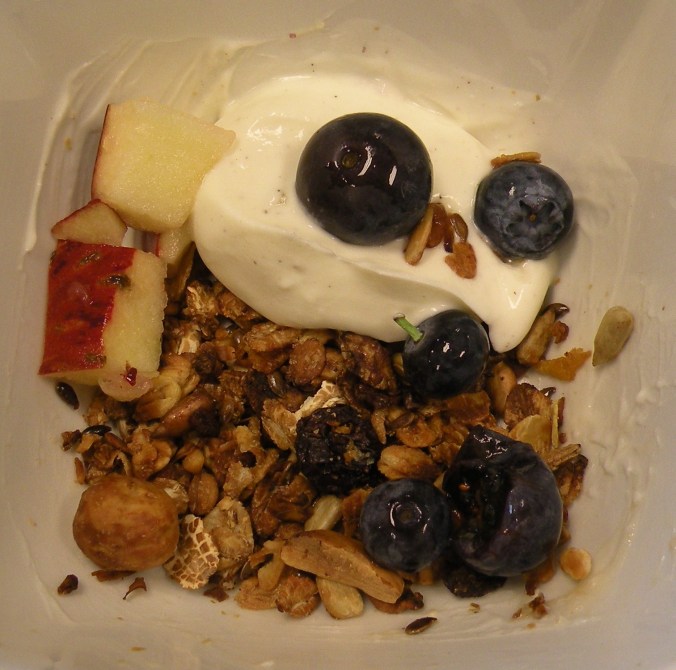 Hemgjord müsli med kvarg, bär och äpple