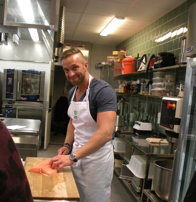 Jonas filéar lax till en gudagod rätt som du får ta del av snart här på Matprat.