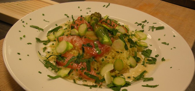 Pressad potatis, lax, brynt smör och skivad färsk sparris toppat med färska örter