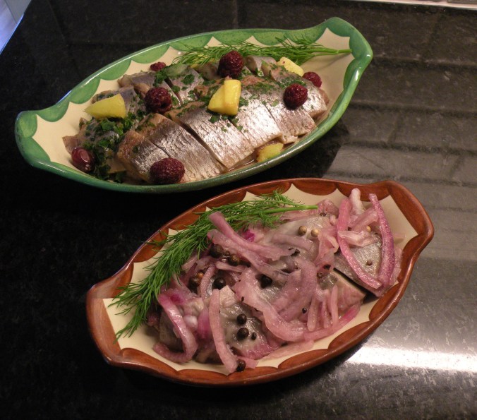 Klassisk löksill och matjessill pyntad med friska hallon och mango.