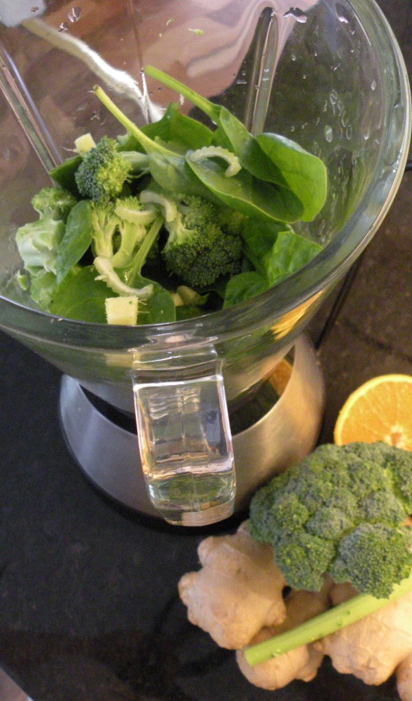 Grundingredienserna broccoli, spenat, selleri och ingefära.