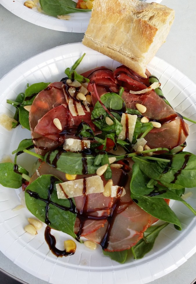 Variant på carpaccio men en äkta sådan ska innehålla tunt skivad rå oxfilé.