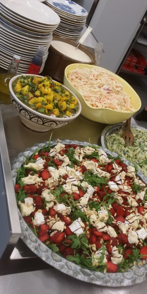 Läcker melonsallad, coleslaw, gurksallad och en härlig sallad med jordgubbar, brieost, pinjenötter och ruccola!